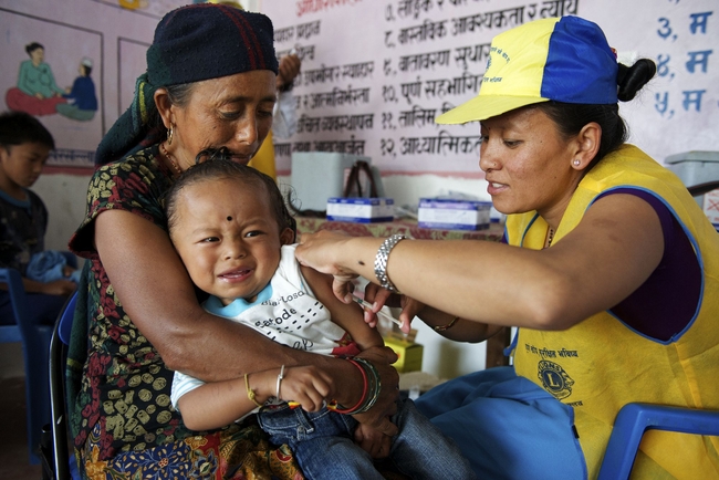 予防接種を受ける親子（ネパール） ©UNICEF/NYHQ2012-1668/SHEHZAD NOORANI