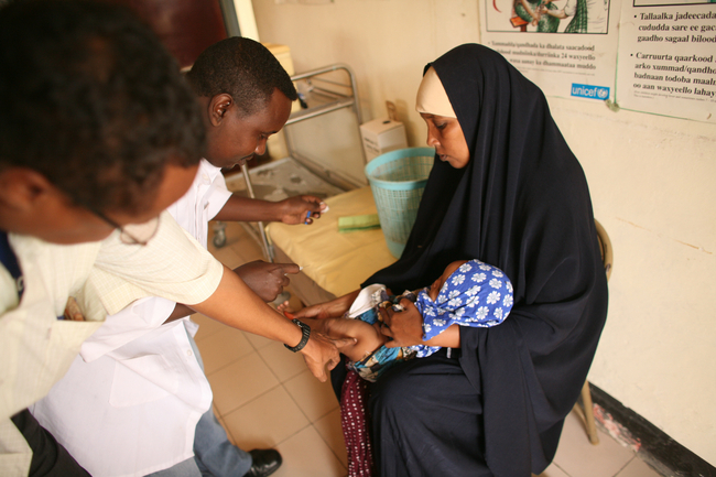 予防接種を受ける母子（ソマリア）©UNICEFNYHQ2007-0045MICHAEL KAMBER