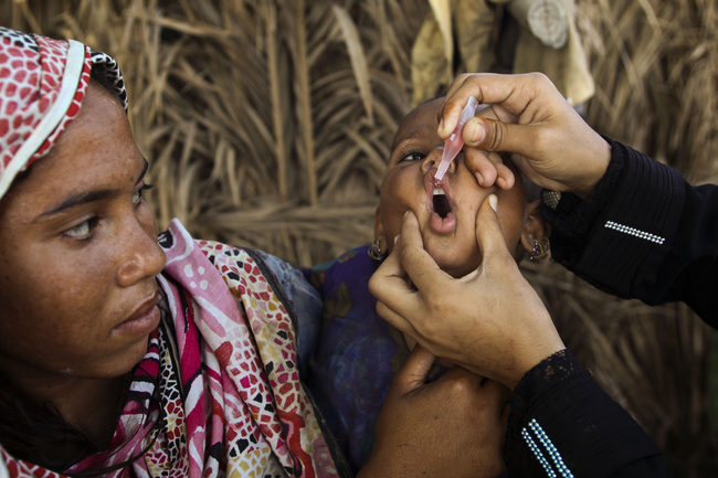 ５種混合の予防接種を受ける親子（パキスタン）© UNICEF/NYHQ2012-1304/ASAD ZAIDI