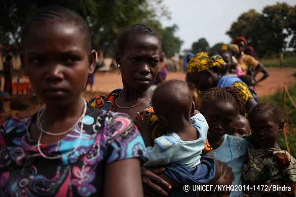 ユニセフが支援する診療所で、診察を受けるために並ぶ女性や子どもたち。© UNICEF/NYHQ2014-1472/Bindra