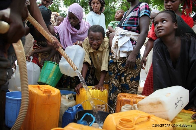 水処理施設の修復支援を実施し、多くの住民に水を提供。©UNICEFCAR/2014/LeMoyne