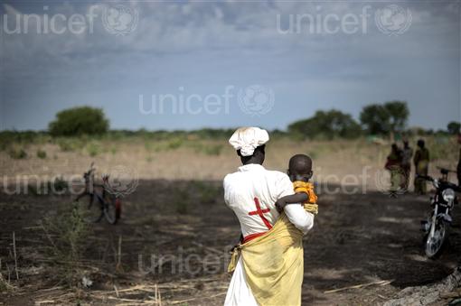 看護婦に抱えられ、変わり果てた大地に立ちすくむ赤ちゃん（中央アフリカ共和国）©UNICEF/NYHQ2011-0814-JAN GRARUP