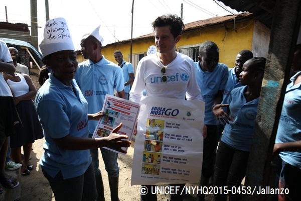 「A-Line」プロジェクトのメンバーとエボラの予防法や知識を広める啓発活動に参加。予防法や症状が載ったポスターを持つブルーム大使。© UNICEF_NYHQ2015-0453_Jallanzo