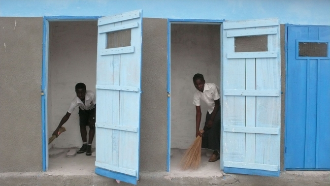 トイレを掃除する生徒たち（コンゴ民主共和国）　(c)UNICEF/ NYHQ2008/1020_Christine Nesbitt