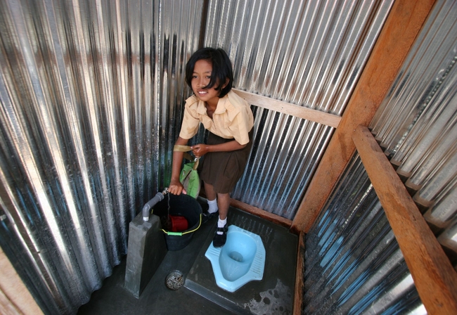 トイレをきれいにする女の子（インドネシア） (c)UNICEF/NYHQ2006/1846Josh Estey
