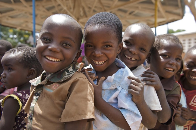 笑顔で列に並ぶ子どもたち（ｃ）UNI MILWB201100337 Noorani