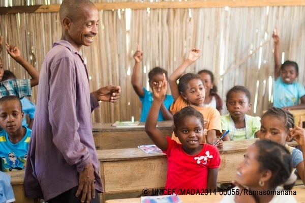先生の質問に答える児童たち。(マダガスカル)© UNICEF_MADA2014-00056_Ramasomanana
