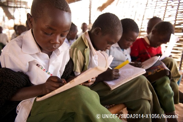 学校で勉強する児童たち。（スーダン）© UNICEF_SUDA2014-X1056_Noorani