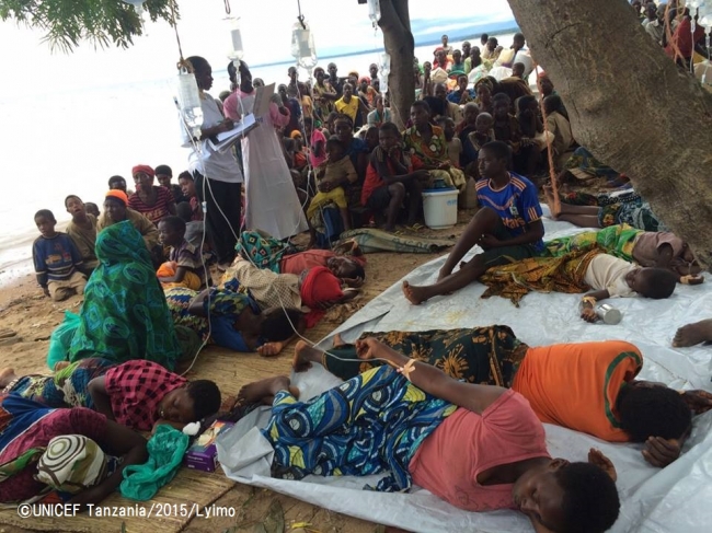 タンザニアに多くのブルンジ難民が到着するなか、基本的な保健や食糧、保護サービスが緊急に必要とされている。ユニセフ・タンザニア事務所は、医療物資や医薬品、コレラ患者のためのベッド、バケツ、ワクチンなどの提供を急いでいる。©UNICEF Tanzania_2015_Lyimo