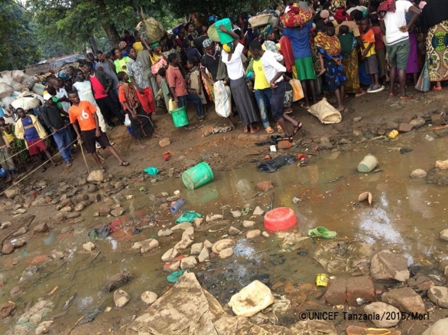 ブルンジ難民のためのトランジット・センターは衛生環境や生活環境が悪く、コレラなどに感染するリスクが高まっている。ユニセフは衛生環境改善に向け、支援を実施。©UNICEF Tanzania_2015_Mori