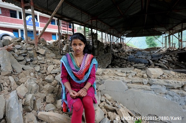 破壊された学校の教室に座る15歳の女の子。© UNICEF_PFPG2015-2880_Karki