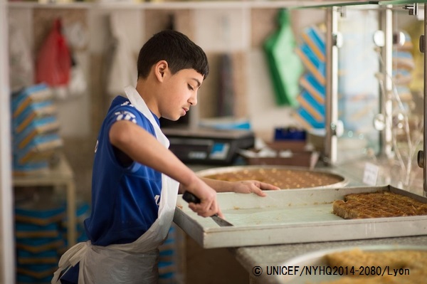 家計を助けるために働く12歳のシリア難民の男の子。© UNICEF_NYHQ2014-2080_Lyon