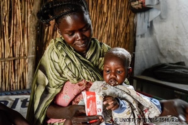 「息子は高熱と下痢に苦しんでいます。水に問題があるのだと思います」と話し、すぐ口にできる栄養治療食を息子に与える母親。© UNICEF_PFPG2015-3546_Rich
