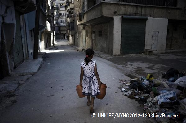 水を汲むための容器を持ってアレッポの町を歩く少女。© UNICEF_YHQ2012-1293bin_omenzi