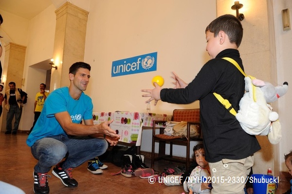9月22日、ユニセフが支援する「子どもにやさしい空間」で子どもたちと遊ぶジョコビッチ大使。© UNICEF_NYHQ2015-2330_Shubuckl