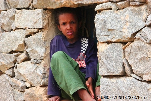「いつも家の中でひとり、窓の外を眺めています。一歩も外に出られません。爆弾で死んでしまうのではないかと、怖くてたまらないのです。ずっと貧しかったけれど、今みたいに命の危険を感じたことはありませんでした。紛争を止めてください」（安全な場所を求めて身を潜める12歳の男の子）© UNICEF_UNI187333_Farra