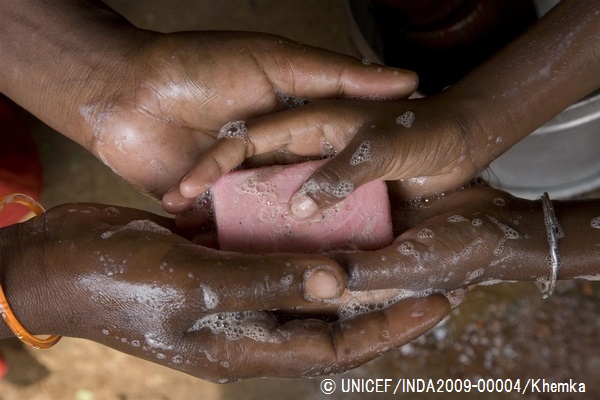 石けんを使って手を洗う子ども。（インド）© UNICEF_INDA2009-00004_Khemka