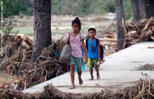 被害を受けたヌエヴァ・エシハ州の町で、瓦礫の中を歩く子どもたち。©UNICEF PHILIPPINES_2015_JEOFFREY MAITEM