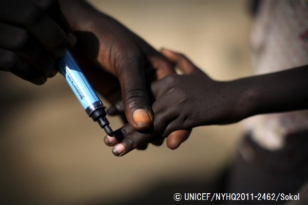 ポリオの予防接種をした“しるし”を女の子の指に付ける予防接種チーム。（南スーダン）© UNICEF_NYHQ2011-2462_Sokol