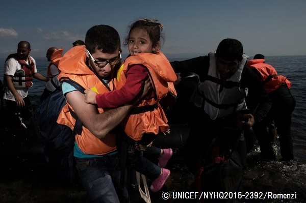 レスボス島にボートで辿り着いた親子。（ギリシャ）© UNICEF_NYHQ2015-2392_Romenzi