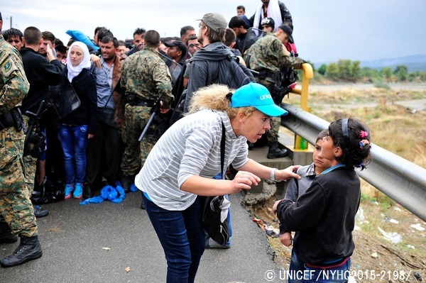 ギリシャとの国境を接する町ゲヴゲリヤで子どもたちの話を聞くユニセフのスタッフ。（マケドニア）© UNICEF_NYHQ2015-2198