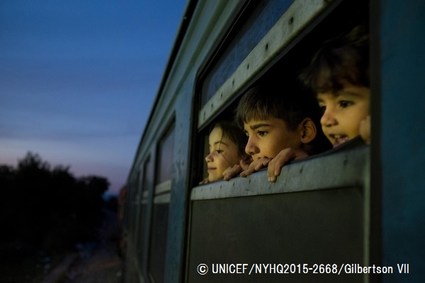 電車の窓から外を眺める、ヨーロッパに向かう難民の子どもたち。（マケドニア旧ユーゴスラビア共和国）© UNICEF_NYHQ2015-2668_Gilbertson VII