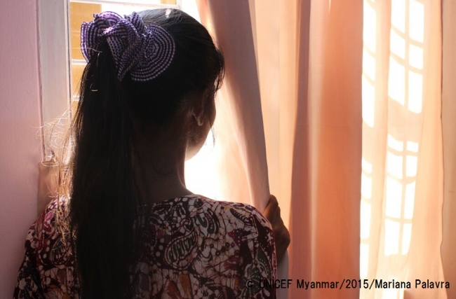 「自分自身を守る方法を知りませんでした」そう話すのは、父親が病気になってから学校を退学し、家族を支えるために14歳から売春をしている16歳の女の子。（ミャンマー）© UNICEF Myanmar_2015_Mariana Palavra
