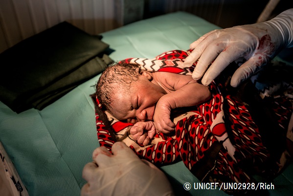南スーダンの文民保護地区にあるユニセフが支援する診療所で生まれた赤ちゃん。© UNICEF_UN02928_Rich