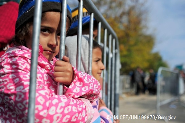 難民一時受け入れ所で、登録を待つ子どもたち。（セルビア）© UNICEF_UNI199870_Georgiev
