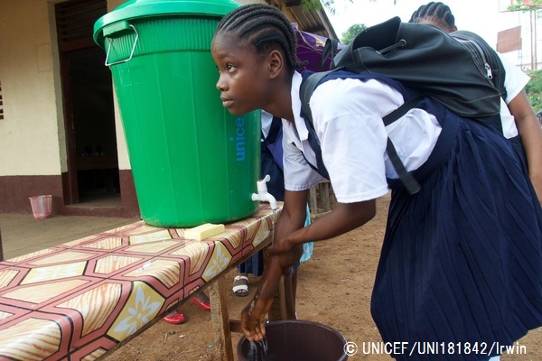 エボラ予防のため、教室に入る前に手を洗う女の子（2015年3月撮影）。© UNICEF_UNI181842_Irwin
