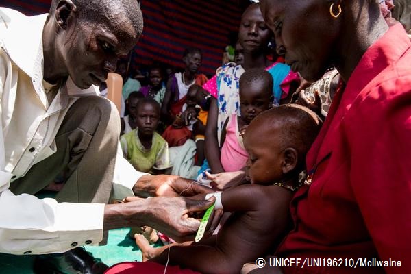 上腕部の計測を行い、栄養状態の検査を受ける子ども。© UNICEF_UNI196210_McIlwaine