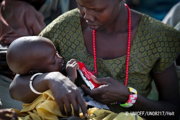 すぐ口にすることのできる栄養治療食を与える母親。© UNICEF_UN08217_Holt