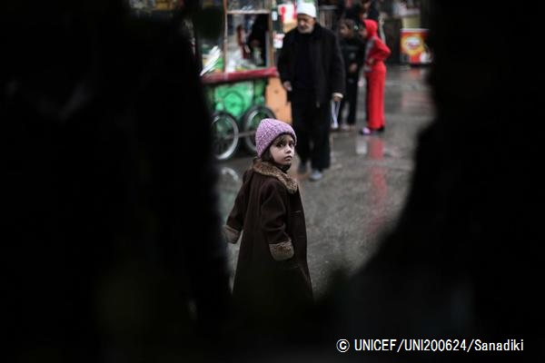 ダマスカス郊外の町を歩く女の子。※本文との直接の関係はありません。© UNICEF_UNI200624_Sanadiki