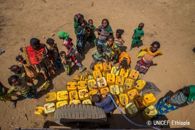 給水タンクに水を汲む人々。（エチオピア）© UNICEF Ethiopia