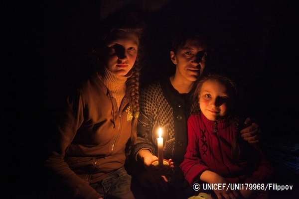 ドネツク州デバリツェボの郊外にある防空壕に身を寄せる家族。（2015年2月撮影）© UNICEF_UNI179968_Filippov