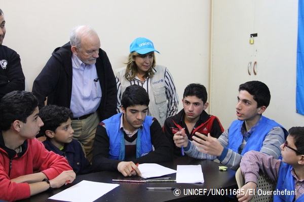 2016年2月29日、ユニセフの支援する若者のためのセンターで少年たちの話を聞くユニセフ事務局長（左上）とユニセフ・シリア事務所代表（右上）。© UNICEF_UN011695_El Ouerchefani