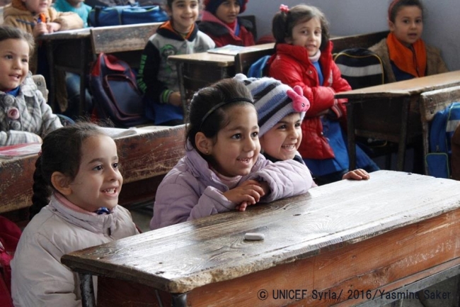 再建された学校の教室で、笑顔で授業を受ける子どもたち。© UNICEF Syria_2016_Yasmine Saker