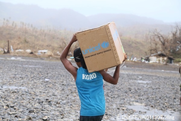 ユニセフの水と衛生に関する支援物資を運ぶ男性。（2月23日撮影）© UNICEF_UN011309_Hing