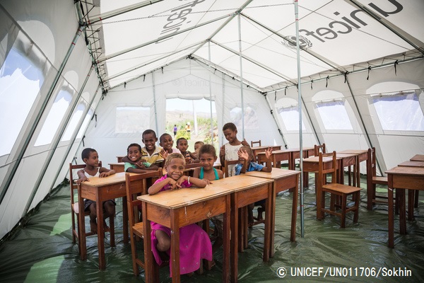 ユニセフが提供したテントの学校で笑顔を見せる子どもたち。© UNICEF_UN011706_Sokhin