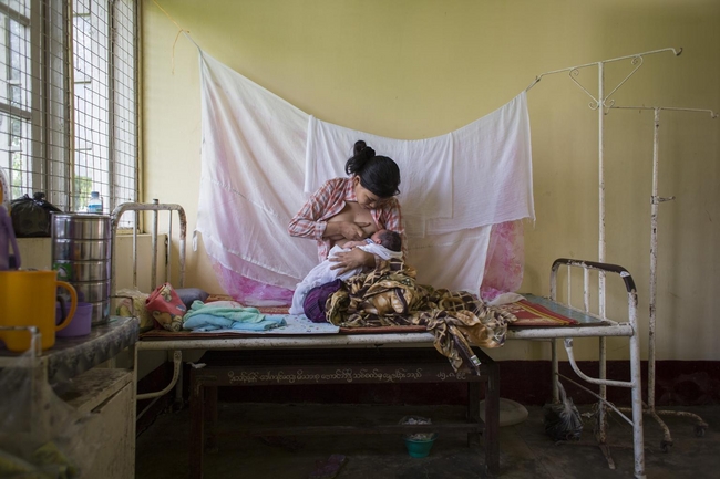 生まれたばかりの息子に母乳を与える母親（ミャンマー）　（C)UNICEF/NYHQ2012-2085/ADAM DEANMYANMAR
