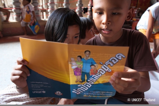 栄養に関するパンフレットを読む子どもたち。（タイ）© UNICEF Thailand