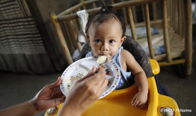食事をする赤ちゃん。（フィリピン）© UNICEF Philippines