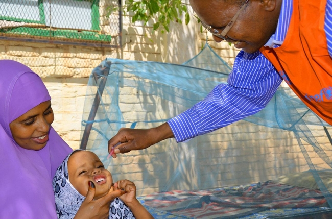ポリオの予防接種を受ける女の子（ソマリア）(C) UNICEF/Somalia