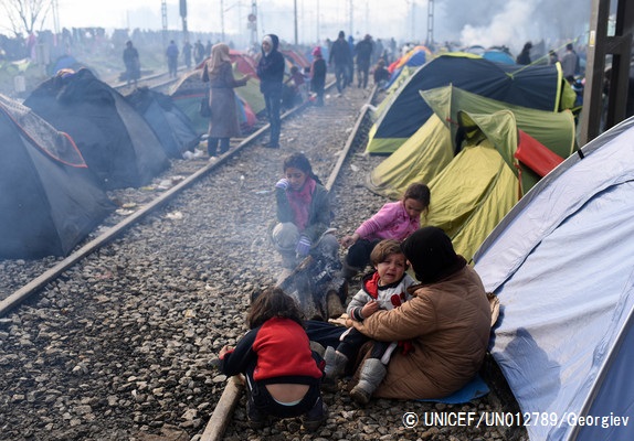 イドリニのテントに身を寄せる、子どもをあやす難民の母親。© UNICEF_UN012789_Georgiev