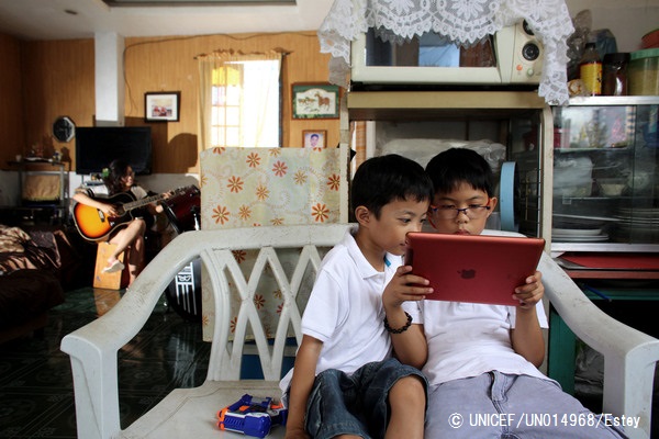 タブレットでインターネットを使う男の子たち。（フィリピン）© UNICEF_UN014968_Estey