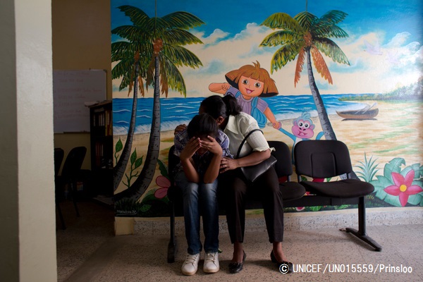 ユニセフが支援する病院の支援センターで、カウンセリングの順番を待つ17歳の少女と母親。少女はオンラインで出会った男性に連れ去られ、性的虐待を受けた。（マダガスカル）© UNICEF_UN015559_Prinsloo