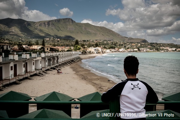 海を眺める、保護者の同伴なしでイタリアに辿り着いた難民の少年。© UNICEF_UN019996_Gilbertson VII Photo