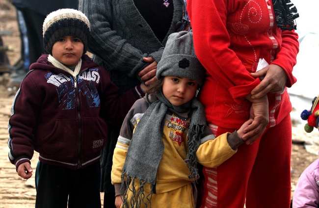 ドミズ難民キャンプで支援物資の列に並ぶ子どもたち（イラク） (c) UNICEF/UKLA2012-00867/KARIN SCHERMBRUCKERG