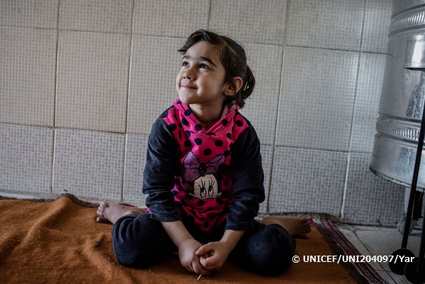 仮住まいの家の台所に座るアミラちゃん（5歳、仮名）。イラクのクルド自治区に家族とともに避難している。© UNICEF_UNI204097_Yar