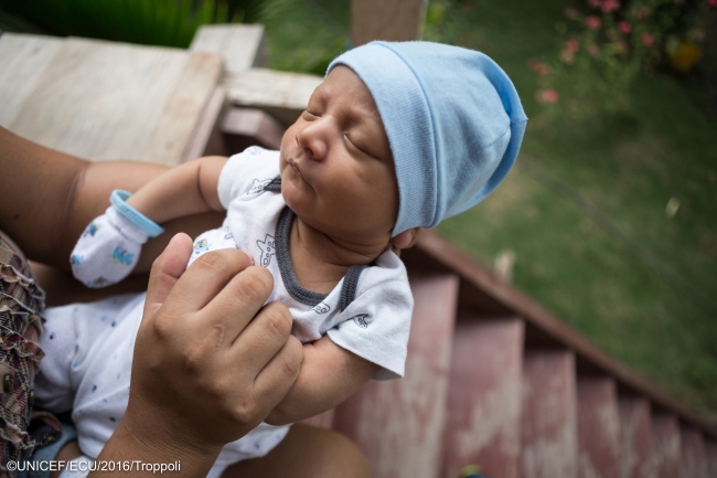 地震後に生まれた生後１カ月のエリアスちゃん(2016年6月マナビ州) © UNICEF_UN025190_Troppoli